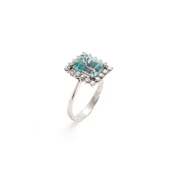 Anillo de aguamarina con diamantes.