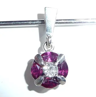 Anhänger 750 Gold Weißgold 0.08 ct. Brillant 4 Rubine 17 mm.