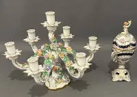 Candelabro de mesa de Dresde más jarrón con tapa, segunda mitad del siglo XX, alemán