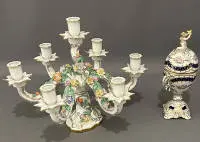 Candelabro de mesa de Dresde más jarrón con tapa, segunda mitad del siglo XX, alemán