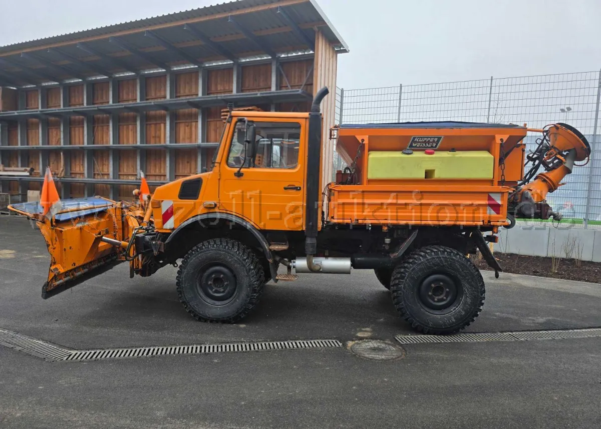 1 Unimog U 1000 s opremom za zimsko održavanje, vozilo za popravak
