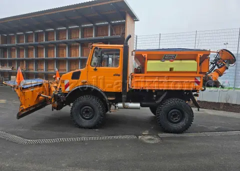1 Unimog U 1000 शीतकालीन सेवा उपकरण के साथ, शौकिया वाहन