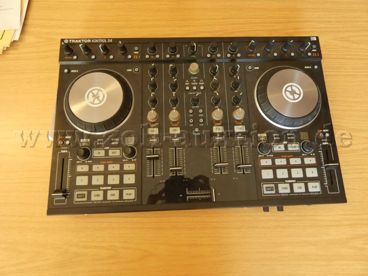 1 DJ kontroler Native Instruments Traktor S4 Kontrol