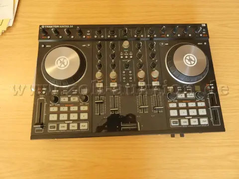 1 DJ kontroler Native Instruments Traktor S4 Kontrol