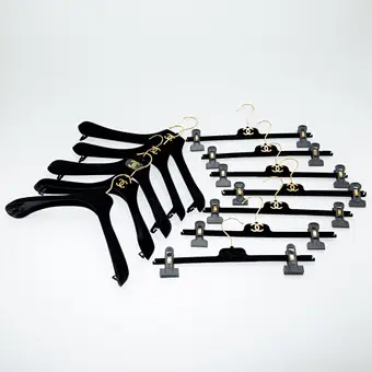 CHANEL. 5 вішалок для одягу та 7 вішалок для штанів.