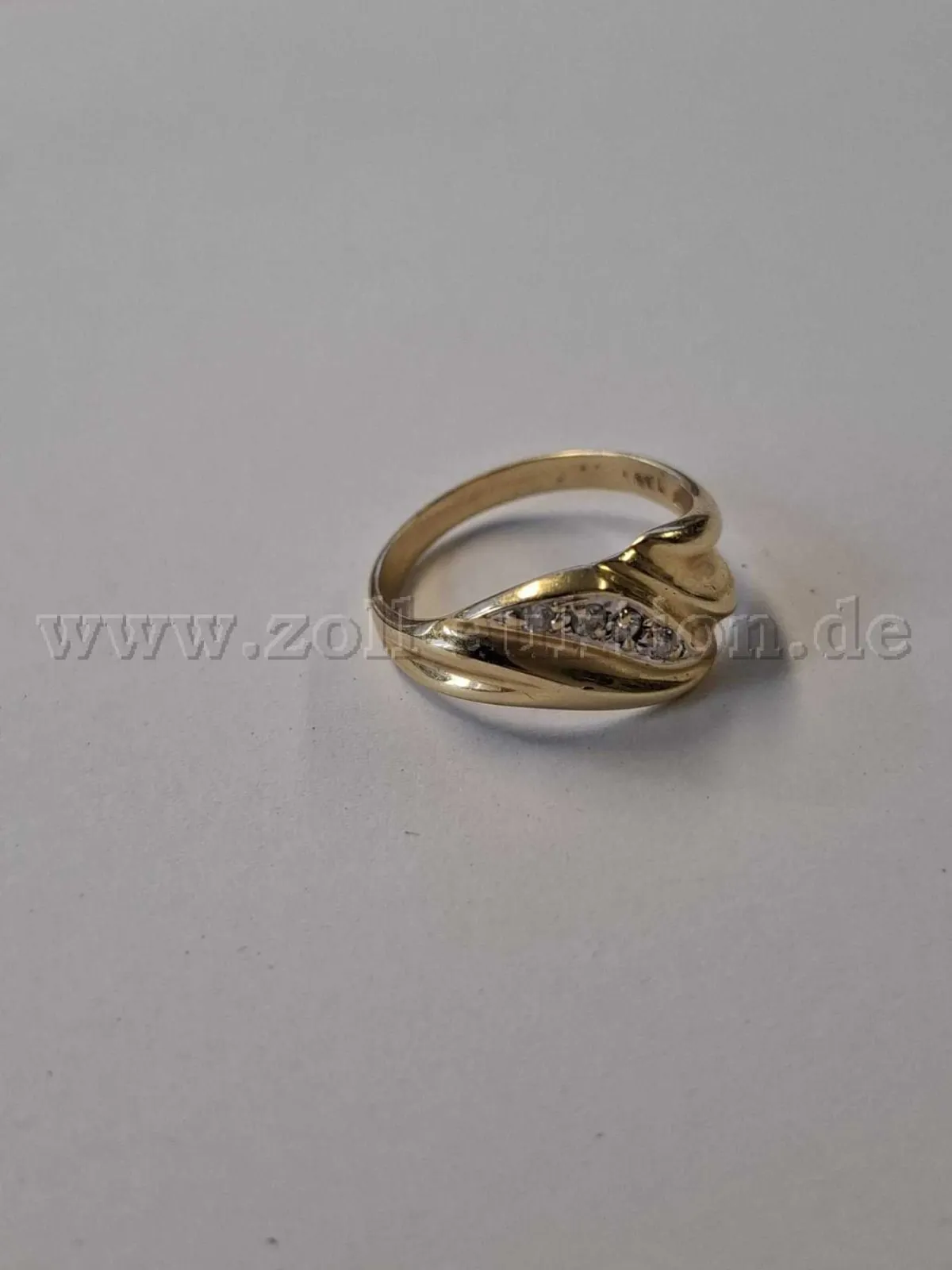 Gouden ring met heldere stenen in golfvorm – 585 goud