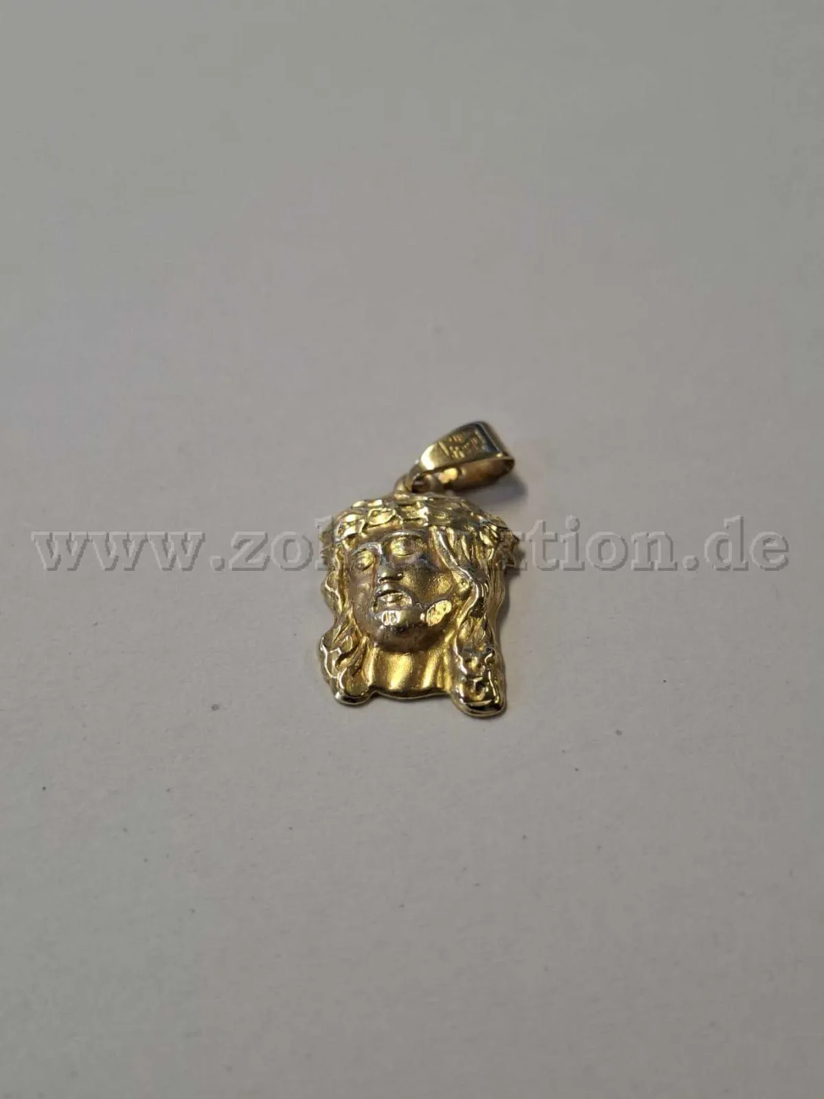 1 Goldanhänger mit Jesusdarstellung – 585er Gold
