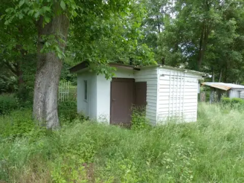 Kontraktfri have med tidligere bungalow direkte ved byparken i Müncheberg øst for Berlin