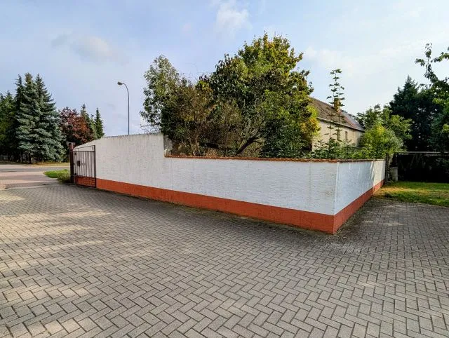 Indhegnet haveareal midt blandt boliger centralt i Koßdorf med tidligere sidebygninger