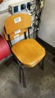3 vierastuolia