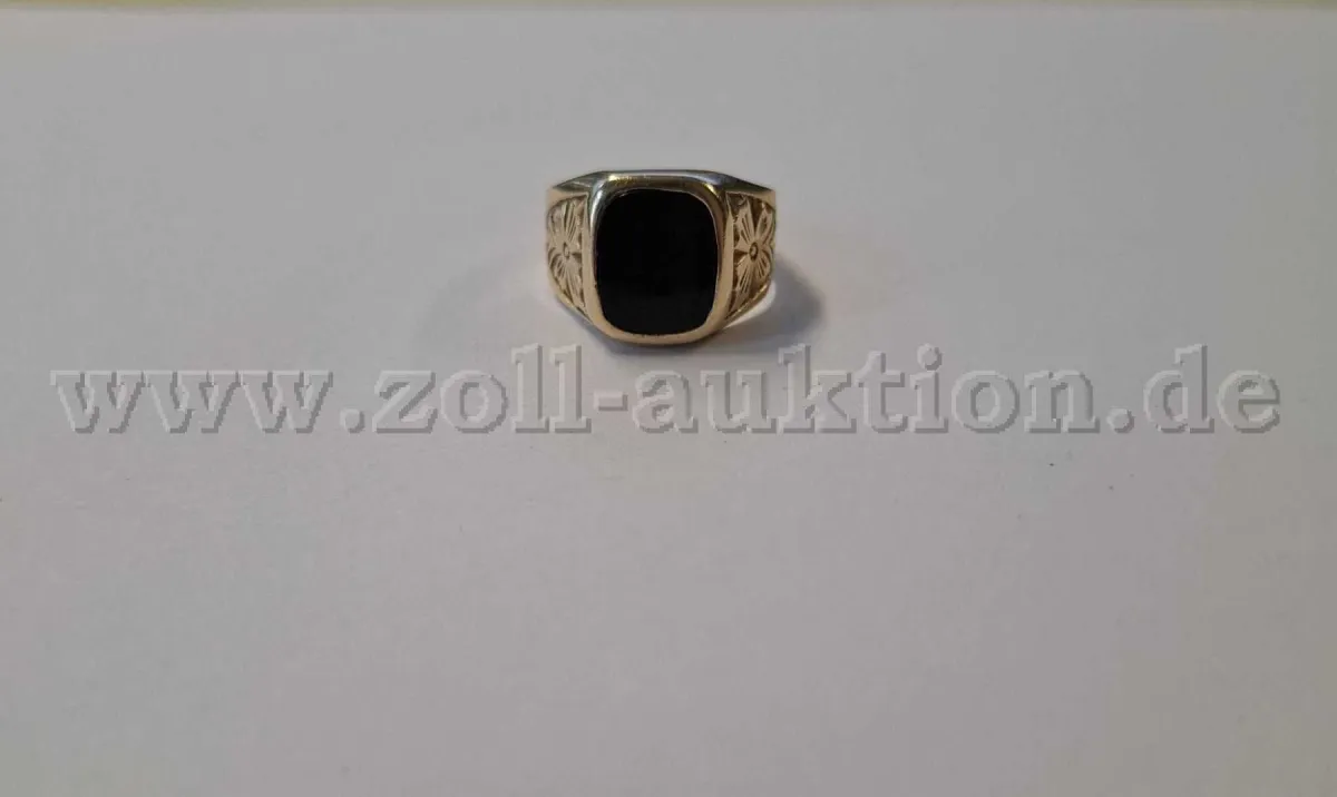 1 Goldring mit schwarzem Stein und seitlichen Ornamenten – 750er Gold