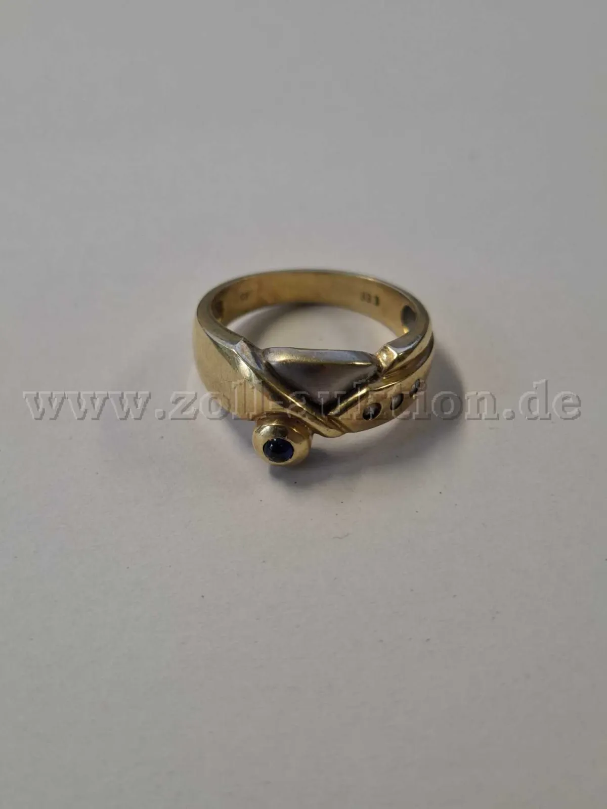 1 gullring med safir og tre klare steiner – 585 gull