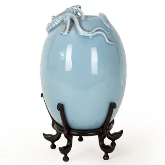 Jarrón "Chilong" con esmalte azul cielo, marca Yongzheng, China, finales de la dinastía Qing a la República.