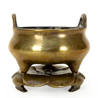 Quemador de incienso sobre base de hoja de loto, marca Xuande, China, dinastía Qing.