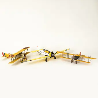 Tres modelos de avión: biplano SPAD S.XIII, PZL-Mielec M-18 Dromader y biplano "Jenny" (3).