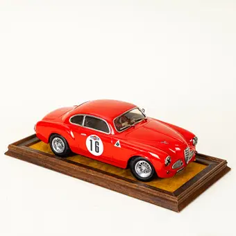 Alpha Romeo Sprint Touring (1950-1954) pilótafigurával.