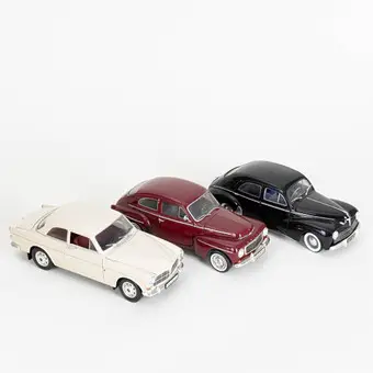 Lote de tres coches de modelo 1/18: entre otros Solido y Revell (3).