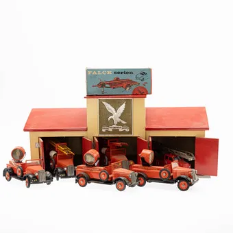 TEKNO. Parque de bomberos Falck con diversos vehículos de bomberos Falck, Dinamarca, años 1940-1960 (8).