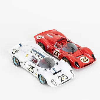 JOUEF EVOLUTION. Zwei Sportwagen Modelle - Ferrari 330 P 4, Italien. (2).