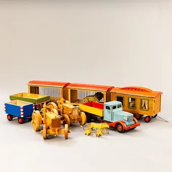 Nagy fajáték-együttes, többek között 2 traktor, teherautó és cirkuszi vonat, 1960-1970-es évek (8).