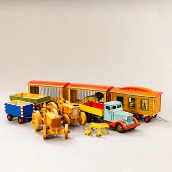 Grote partij houten speelgoed o.a. 2 tractoren, vrachtwagen en circustrein, jaren 1960-1970 (8).