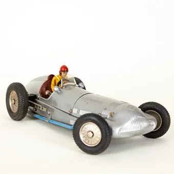 MÄRKLIN. Bádog játék versenyautó Mercedes W154, ezüst, rugós hajtás, kormányról távirányítás, 20. sz. vége