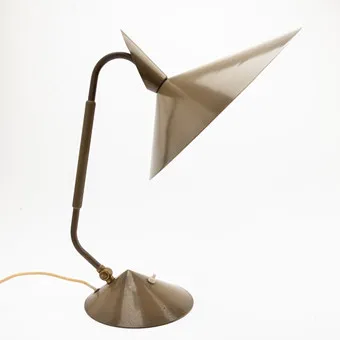 SVEND AAGE HOLM SØRENSEN. مصباح طاولة من النحاس الأصفر، مطلي باللون الأخضر البني، خمسينيات القرن العشرين.