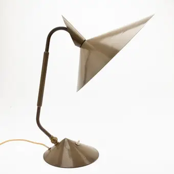 SVEND AAGE HOLM SØRENSEN. مصباح طاولة من النحاس الأصفر، مطلي باللون الأخضر البني، خمسينيات القرن العشرين.