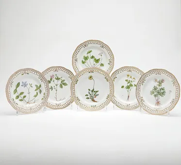 ROYAL COPENHAGEN। 6 प्लेट, 'Flora Danica', पोर्सलीन, 1790 के दशक का डिज़ाइन, डेनमार्क। (6)।