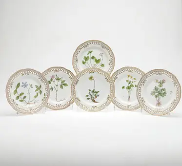 ROYAL COPENHAGEN। 6 प्लेट, 'Flora Danica', पोर्सलीन, 1790 के दशक का डिज़ाइन, डेनमार्क। (6)।