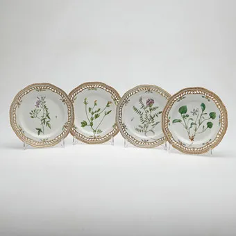 ROYAL COPENHAGEN। 4 प्लेट, 'Flora Danica', पोर्सलीन, 1790 के दशक का डिज़ाइन, डेनमार्क। (4)।