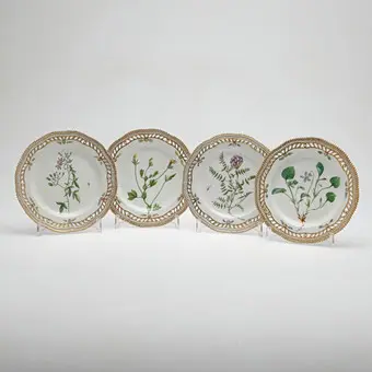 ROYAL COPENHAGEN। 4 प्लेट, 'Flora Danica', पोर्सलीन, 1790 के दशक का डिज़ाइन, डेनमार्क। (4)।