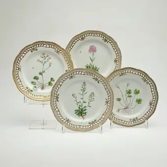 ROYAL COPENHAGEN। 4 प्लेट, 'Flora Danica', पोर्सलीन, 1790 के दशक का डिज़ाइन, डेनमार्क। (4)।