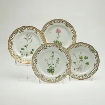 ROYAL COPENHAGEN। 4 प्लेट, 'Flora Danica', पोर्सलीन, 1790 के दशक का डिज़ाइन, डेनमार्क। (4)।