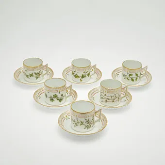 ROYAL COPENHAGEN। 12-भाग कॉफ़ी सेट, 'Flora Danica', पोर्सलीन, डिज़ाइन 1790 का दशक, डेनमार्क। (12)।