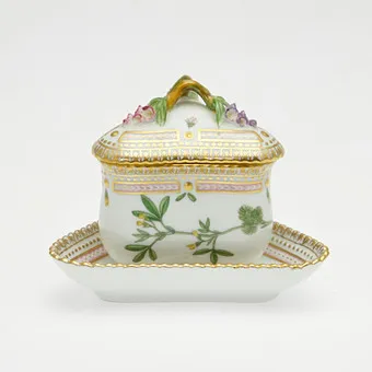 ROYAL COPENHAGEN. Krémes csésze alátéttel, 'Flora Danica', porcelán, 1790-es évek terve, Dánia. (2).