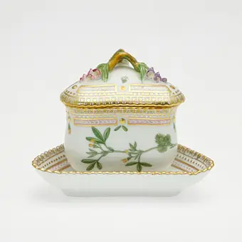 ROYAL COPENHAGEN। ढक्कन और तश्तरी के साथ क्रीम पात्र, 'Flora Danica', पोर्सलीन, डिज़ाइन 1790 का दशक, डेनमार्क। (2)।