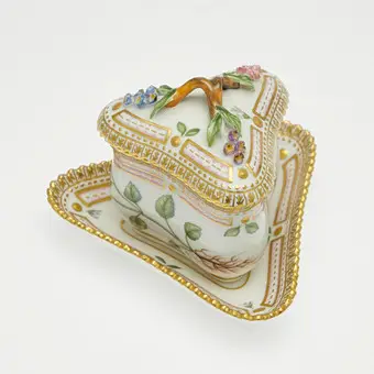 ROYAL COPENHAGEN। ढक्कन और तश्तरी के साथ क्रीम पॉट, 'Flora Danica', पोर्सलीन, 1790 के दशक का डिज़ाइन, डेनमार्क। (2)।
