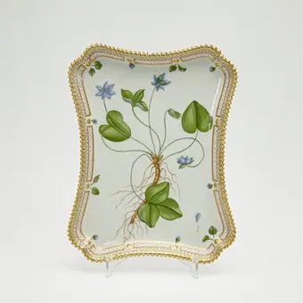 ROYAL COPENHAGEN। केक प्लेट / ट्रे, 'Flora Danica', पोर्सलीन, 1790 के दशक का डिज़ाइन, डेनमार्क।