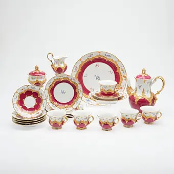 ERNST AUGUST LEUTERITZ। MEISSEN। कॉफ़ी सेट / भव्य भोजन सेट / सेट, 'B-Form' श्रृंखला, 'Steublümchen' सजावट, पोर्सलीन, 1844-1855 का डिज़ाइन, प्रथम श्रेणी, जर्मनी। (22)।