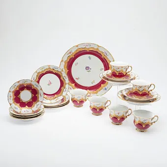 ERNST AUGUST LEUTERITZ. MEISSEN. Kávészerviz / díszkészlet / szerviz, 'B-Form' sorozat, 'Steublümchen' dekor, porcelán, 1844-1855 terve, 1. választék, Németország. (19).
