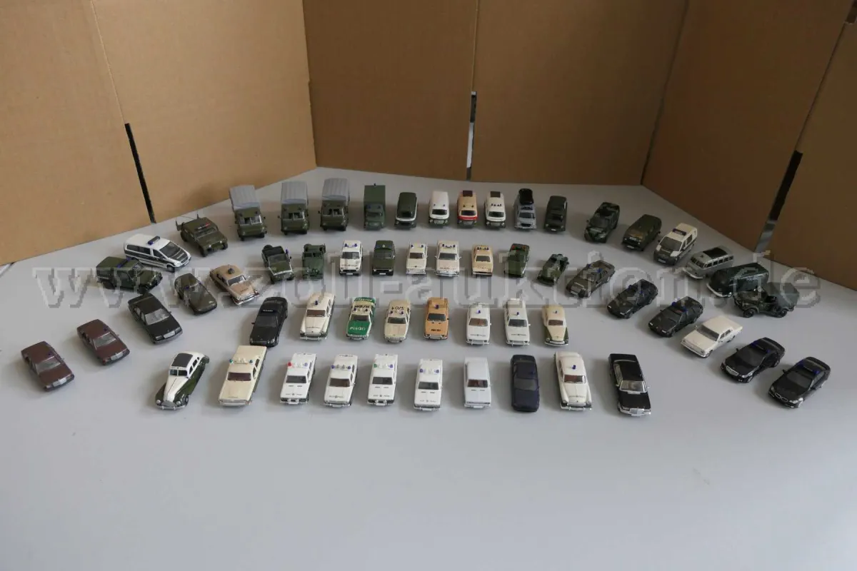 1 tétel 57 különböző bevetési járműmodellből, 1:87