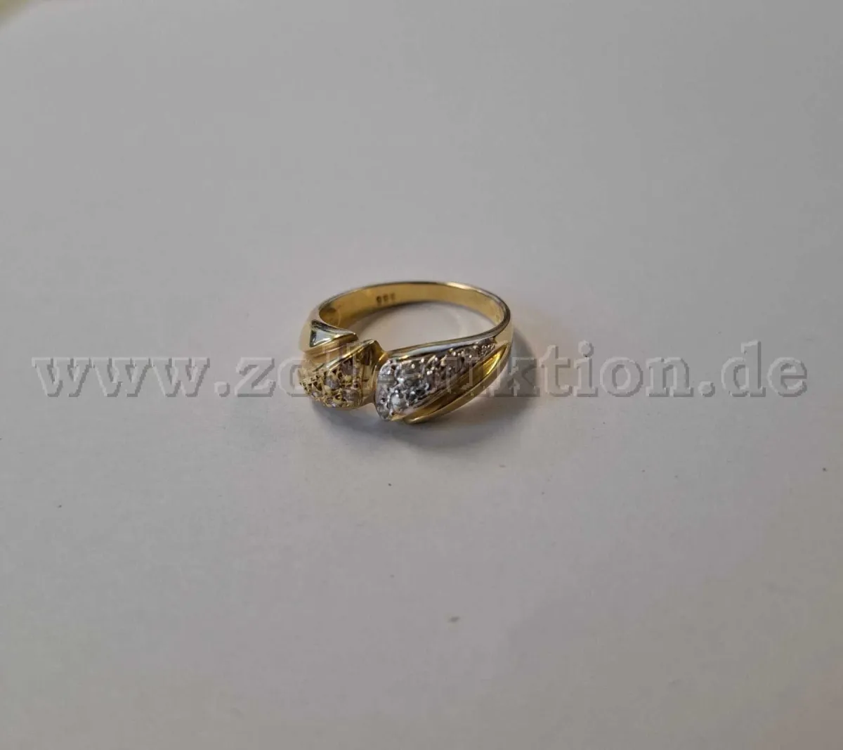 1 gouden ring met heldere stenen, golfvorm – 585 goud