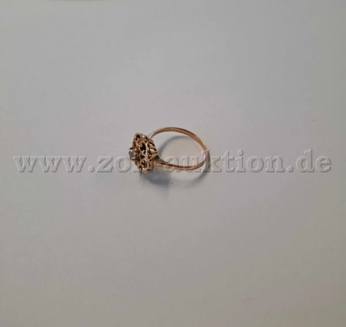 1 gouden ring met ornamentversiering en heldere steen – 750 goud