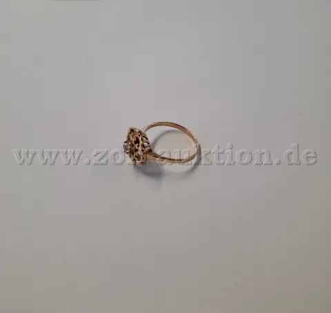 1 gullring med ornamentdekor og klar stein – 750 gull