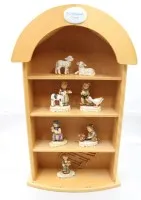 Raft de perete de colecție de la M.I. Hummel / Goebel, împreună cu 6 figurine mici Goebel/Hummel, raft aprox. Î-56 cm L-34 cm A-11 cm, figurine aprox. Î-9,5 cm