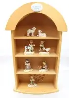 Коллекционная настенная полка M.I. Hummel / Goebel, с 6 небольшими фигурками Goebel/Hummel, полка ок. В 56 см Ш 34 см Г 11 см, фигурки ок. В 9,5 см