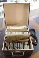 Hohner Student II अकॉर्डियन लगभग 1940, पुराने होने के निशान लेकिन संभवतः बजाने योग्य, केस पर गहरे पुराने और उपयोग के निशान
