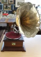 Tölcséres gramofon, „His Master's Voice”. A szerkezet működik, a tölcsér valószínűleg nem eredeti, a ház használati nyomokkal, kb. M-65cm Sz-35cm Mé-35cm