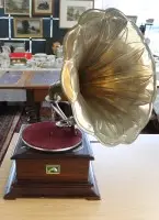 Tölcséres gramofon, „His Master's Voice”. A szerkezet működik, a tölcsér valószínűleg nem eredeti, a ház használati nyomokkal, kb. M-65cm Sz-35cm Mé-35cm